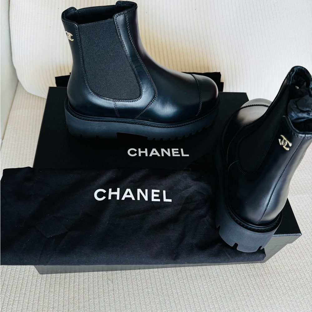 CHANEL Black Leather Chelsea Boots brand new in box with dust bags size 6 - Picture 2 of 11